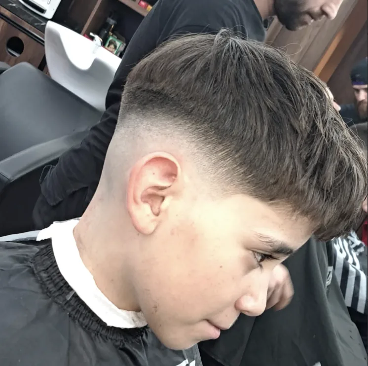 Klassischer Herrenhaarschnitt im Stuhl